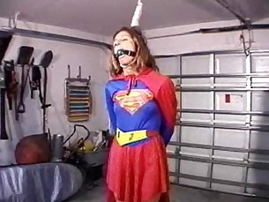 supergirl_hanging_